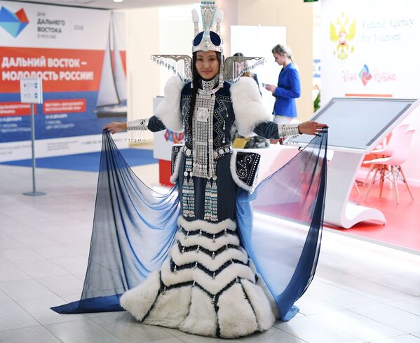 Девушка в национальной одежде на площадке проведения IV Восточного экономического форума во Владивостоке