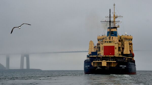 Ледокол Адмирал Макаров в проливе Босфор Восточный во время ухода в рейс по обеспечению летней навигации на трассе Северного морского пути (СМП) в восточном районе Арктики