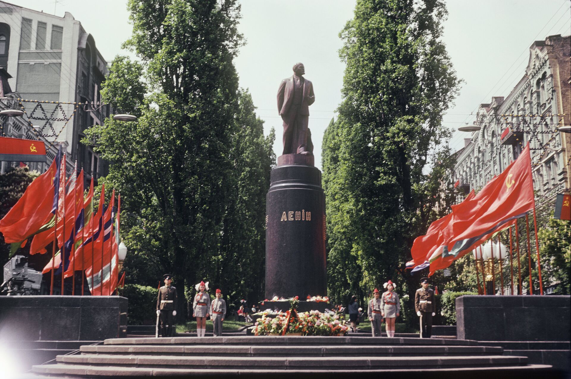 Памятник Владимиру Ленину на бульваре Тараса Шевченко в Киеве. 1 мая 1975 - РИА Новости, 1920, 15.07.2025