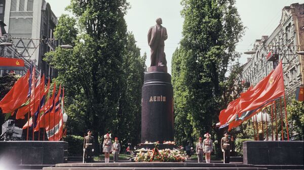 Памятник Владимиру Ленину на бульваре Тараса Шевченко в Киеве. 1 мая 1975