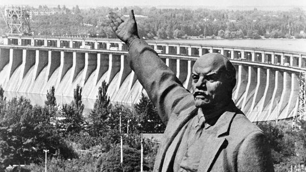 Памятник Владимиру Ильичу Ленину на фоне плотины Днепропетровской ГЭС. 1 сентября 1968 Памятник Владимиру Ильичу Ленину на фоне плотины Днепропетровской ГЭС. 1 сентября 1968