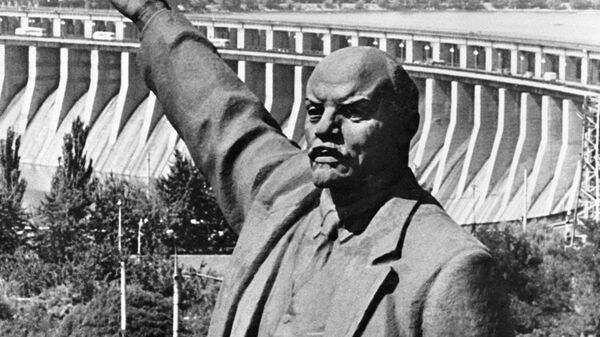 Памятник Владимиру Ильичу Ленину на фоне плотины Днепропетровской ГЭС