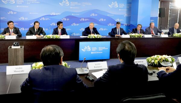 Президент РФ Владимир Путин во время встречи с представителями иностранных деловых кругов в рамках IV Восточного экономического форума