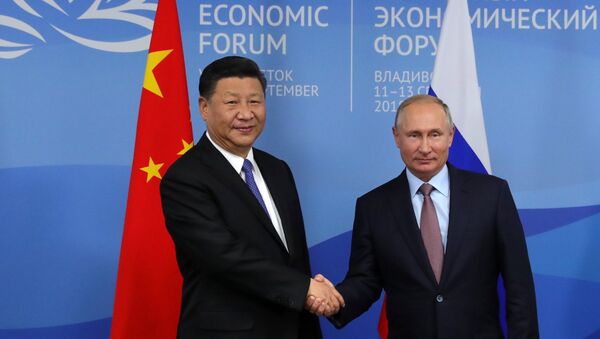 Президент РФ Владимир Путин и председатель КНР Си Цзиньпин во время встречи на полях IV Восточного экономического форума