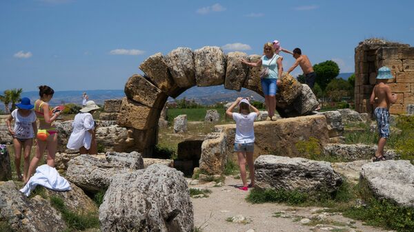 Туристы на руинах древнего города Иерополиса