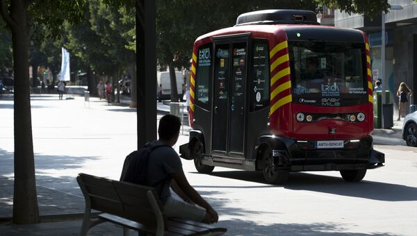 Автобус, который перевозит пассажиров без водителя, в Сан-Кугат-дель-Вальес, Каталония