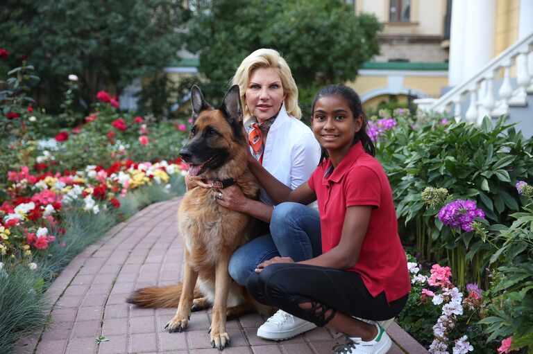  Супруга посла США в России Мэри Кей Хантсман с дочерью и овчаркой Сэми