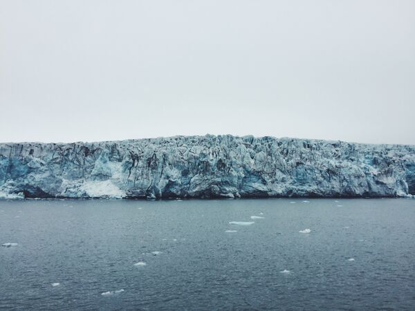 Фронт ледника Эсмарк. Постоянное откалывание льда сопровождается громким гулом