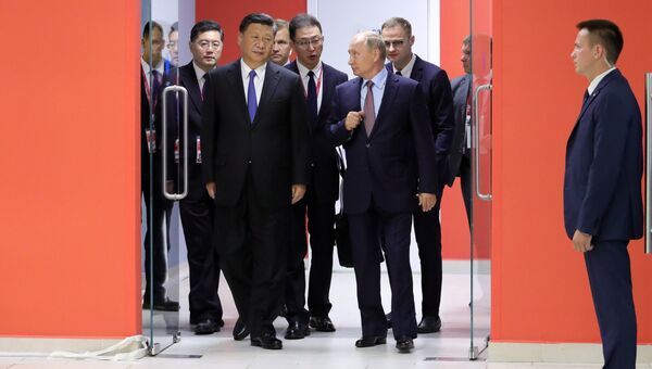 Президент РФ Владимир Путин и председатель КНР Си Цзиньпин перед началом переговоров на полях IV Восточного экономического форума