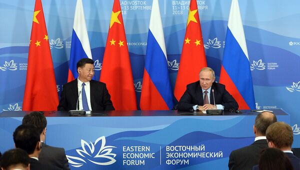 Президент РФ Владимир Путин и председатель КНР Си Цзиньпин на пресс-конференции по итогам встречи на полях IV Восточного экономического форума