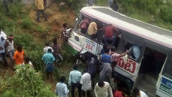 Спасатели и очевидцы вокруг автобуса разбившегося в городе Джагшел, штат Телингана в Индии. 11 сентября 2018