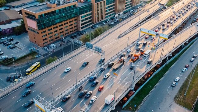 Движение на Звенигородском шоссе в Москве. Архивное фото