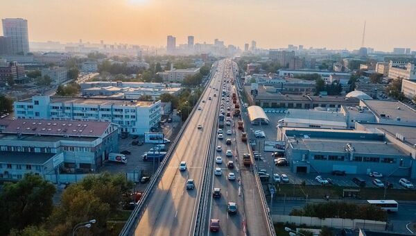 Движение на Звенигородском шоссе в Москве. Архивное фото