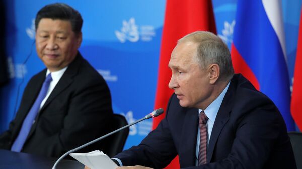 Президент РФ Владимир Путин и председатель КНР Си Цзиньпин на пресс-конференции по итогам встречи на полях IV Восточного экономического форума 