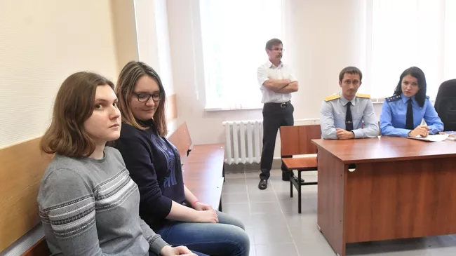 Участницы движения Новое величие Анна Павликова (слева) и Мария Дубовик в Дорогомиловском суде Москвы. 11 сентября 2018