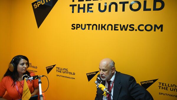 Генеральный директор Исследовательского центра Международная торговля и интеграция Владимир Саламатов в радиорубке Sputnik