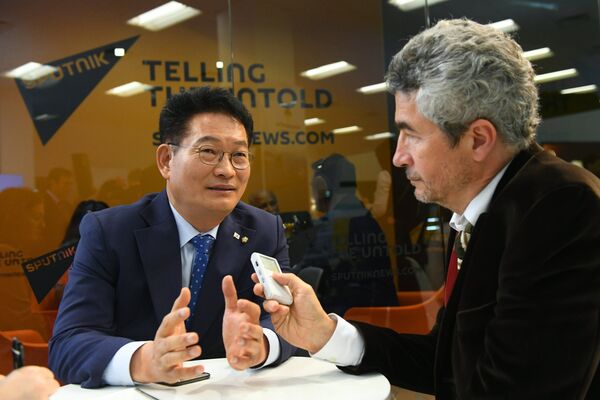 Председатель комитета по северному экономическому сотрудничеству при президенте Республики Корея Сон Ён Гиль (слева) в радиорубке Sputnik