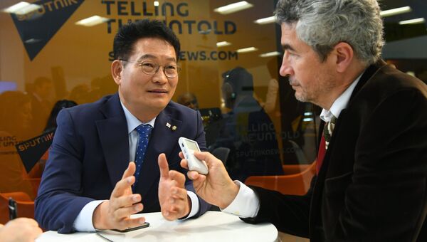 Председатель комитета по северному экономическому сотрудничеству при президенте Республики Корея Сон Ён Гиль (слева) в радиорубке Sputnik