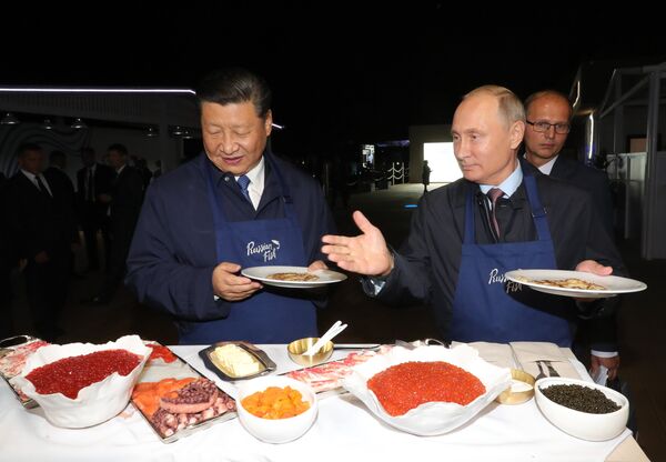 Президент РФ Владимир Путин и председатель КНР Си Цзиньпин во время посещения выставки в рамках ВЭФ Улица Дальнего Востока