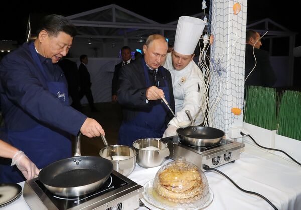 Президент РФ Владимир Путин и председатель КНР Си Цзиньпин во время посещения выставки в рамках ВЭФ Улица Дальнего Востока Президент РФ Владимир Путин и председатель КНР Си Цзиньпин во время посещения выставки в рамках ВЭФ Улица Дальнего Востока
