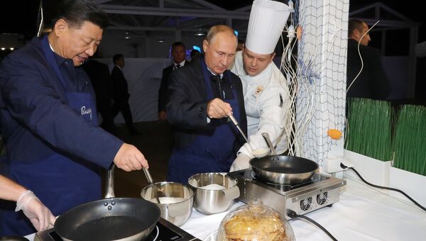Президент РФ Владимир Путин и председатель КНР Си Цзиньпин во время посещения выставки в рамках ВЭФ Улица Дальнего Востока