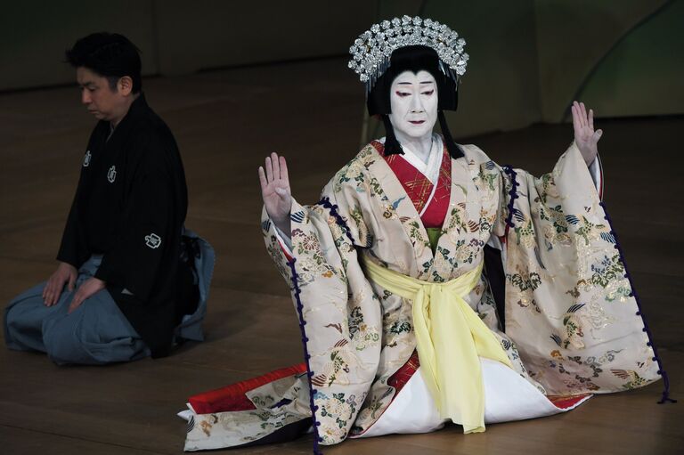 Артисты японского театра кабуки в сцене пьесы Ёсинояма на сцене Театра имени Моссовета в Москве Артисты японского театра кабуки в сцене пьесы Ёсинояма на сцене Театра имени Моссовета в Москве