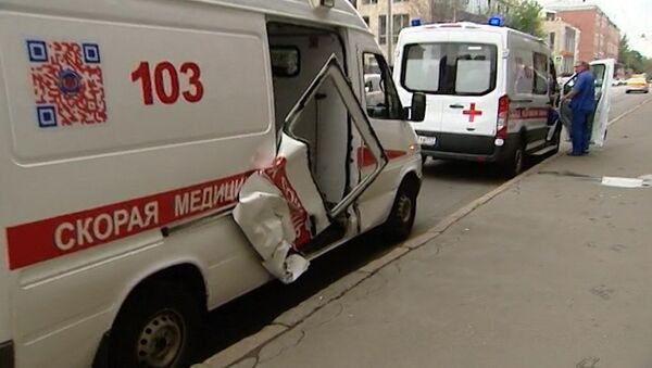 Результат столкновения внедорожника с машиной скорой помощи на Дубининской улице в центре Москвы. 11 сентября 2018