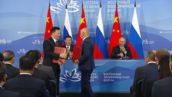 Дмитрий Киселев и Шэнь Хайсюн на церемонии подписания соглашения о стратегическом международном партнерстве Информационного агентства и радио Sputnik с Медиакорпорацией Китая на полях Восточного экономического форума