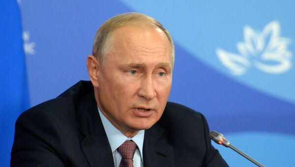 Президент РФ Владимир Путин на на IV Восточном экономическом форуме