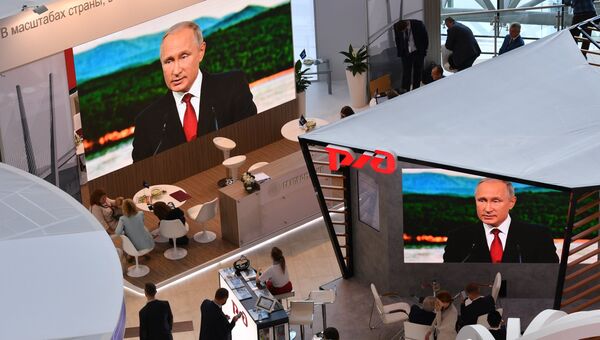 Участники IV Восточного экономического форума смотрят трансляцию выступления президента РФ Владимира Путина на пленарном заседании Дальний Восток: расширяя границы возможностей