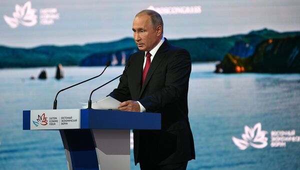 Президент РФ Владимир Путин выступает на пленарном заседании Дальний Восток: расширяя границы возможностей IV Восточного экономического форума. 12 сентября 2018