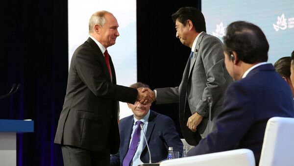 Президент РФ Владимир Путин и премьер-министр Японии Синдзо Абэ на пленарном заседании Дальний Восток: расширяя границы возможностей ВЭФ-2018. 12 сентября 2018