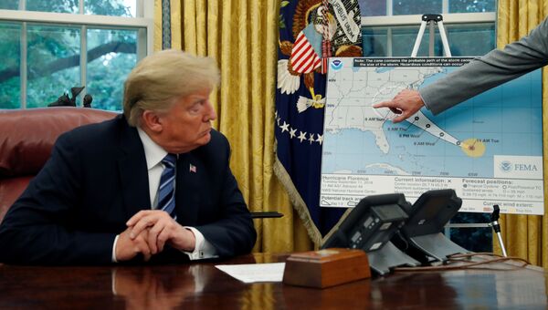 Президент США Дональд Трамп во время совещания по подготовке к урагану Флоренс