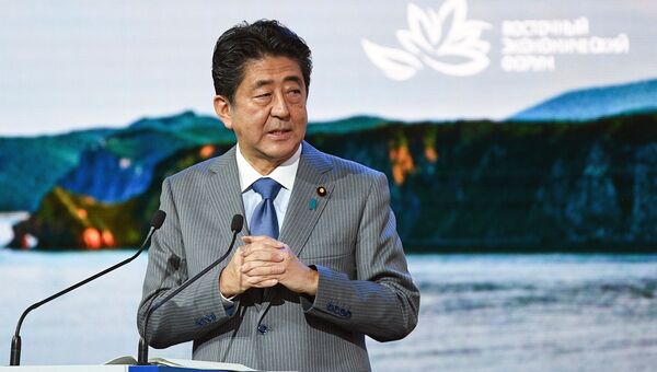 Премьер-министр Японии Синдзо Абэ выступает на пленарном заседании Дальний Восток: расширяя границы возможностей ВЭФ-2018. 12 сентября 2018