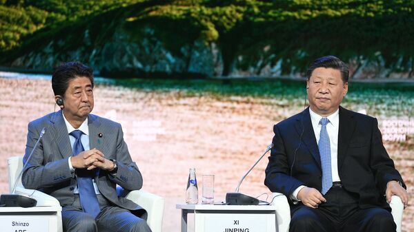 Премьер-министр Японии Синдзо Абэ и председатель КНР Си Цзиньпин на пленарном заседании Дальний Восток: расширяя границы возможностей в рамках IV Восточного экономического форума