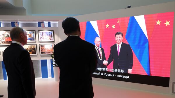 Президент РФ Владимир Путин и председатель Китайской Народной Республики Си Цзиньпин во время осмотра выставки в рамках IV Восточного экономического форума