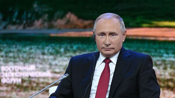 Президент РФ Владимир Путин принимает участие в пленарном заседании Дальний Восток: расширяя границы возможностей IV Восточного экономического форума