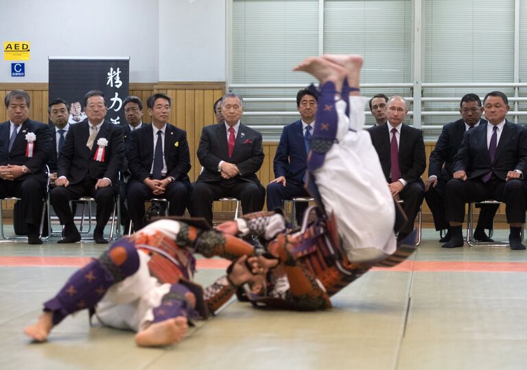 Президент РФ Владимир Путин и премьер-министр Японии Синдзо Абэ во время посещения центра восточных единоборств Кодокан в Токио Президент РФ Владимир Путин и премьер-министр Японии Синдзо Абэ во время посещения центра восточных единоборств Кодокан в Токио