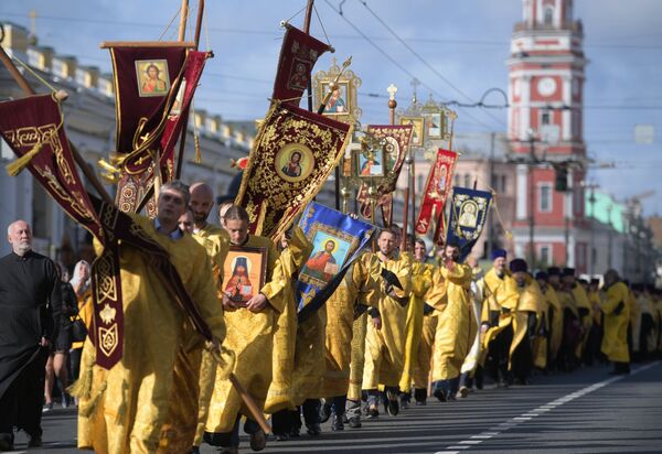 Священнослужители во время крестного хода в честь Дня перенесения мощей святого благоверного князя Александра Невского.  12 сентября 2018