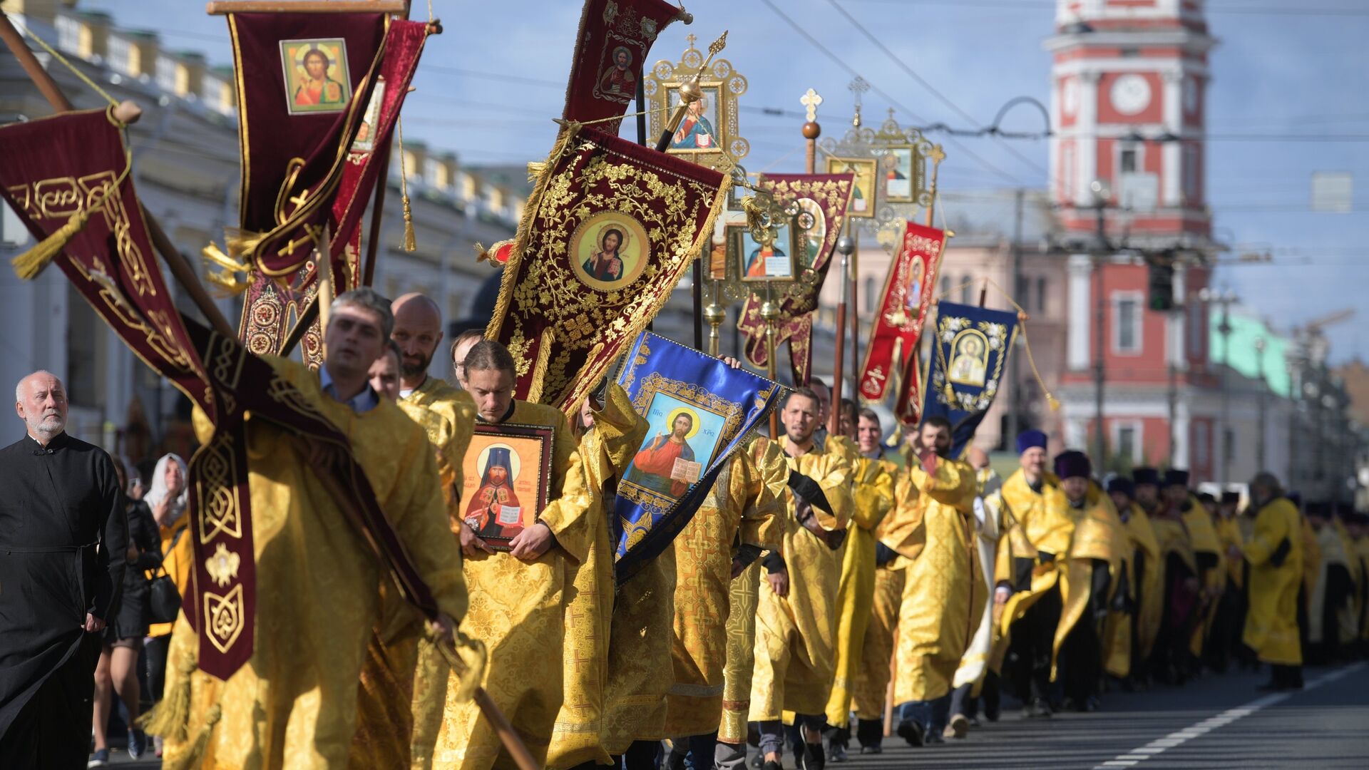 Священнослужители во время крестного хода в честь Дня перенесения мощей святого благоверного князя Александра Невского.  12 сентября 2018 - РИА Новости, 1920, 09.09.2021