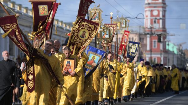 Священнослужители во время крестного хода в честь Дня перенесения мощей святого благоверного князя Александра Невского. 12 сентября 2018