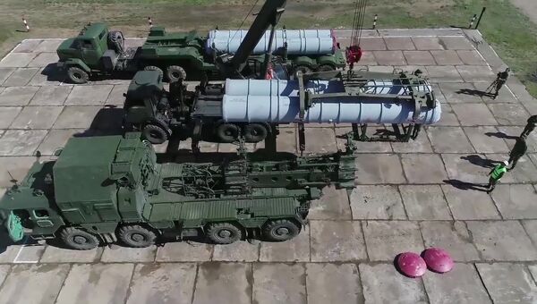 Заряжание пусковой установки зенитного ракетного комплекса С-300 на учениях ПВО в рамках маневров Восток-2018