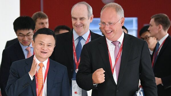 Основатель Alibaba Джек Ма и генеральный директор Российского фонда прямых инвестиций Кирилл Дмитриев на IV Восточном экономическом форуме во Владивостоке