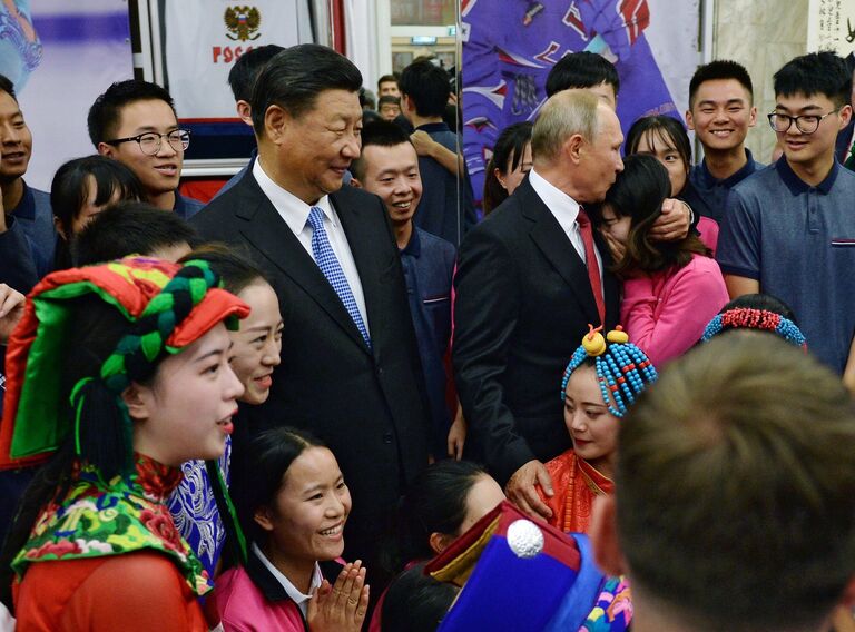 Президент РФ Владимир Путин и председатель Китайской Народной Республики Си Цзиньпин во время посещения Всероссийского детского центра Океан во Владивостоке. 12 сентября 2018 Президент РФ Владимир Путин и председатель Китайской Народной Республики Си Цзиньпин во время посещения Всероссийского детского центра Океан во Владивостоке. 12 сентября 2018