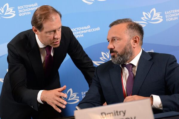 Министр промышленности и торговли РФ Денис Мантуров (слева) и генеральный директор компании Биокад Дмитрий Морозов
