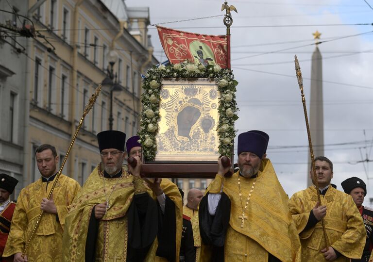 Священнослужители во время крестного хода в честь Дня перенесения мощей святого благоверного князя Александра Невского