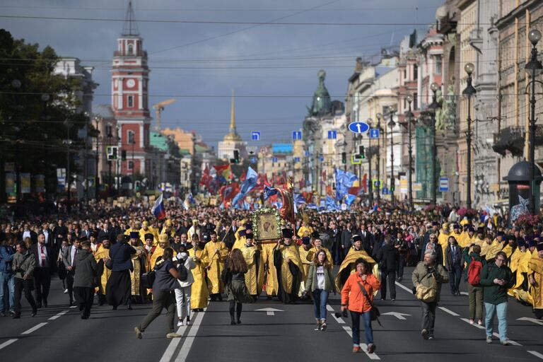 Священнослужители во время крестного хода в честь Дня перенесения мощей святого благоверного князя Александра Невского