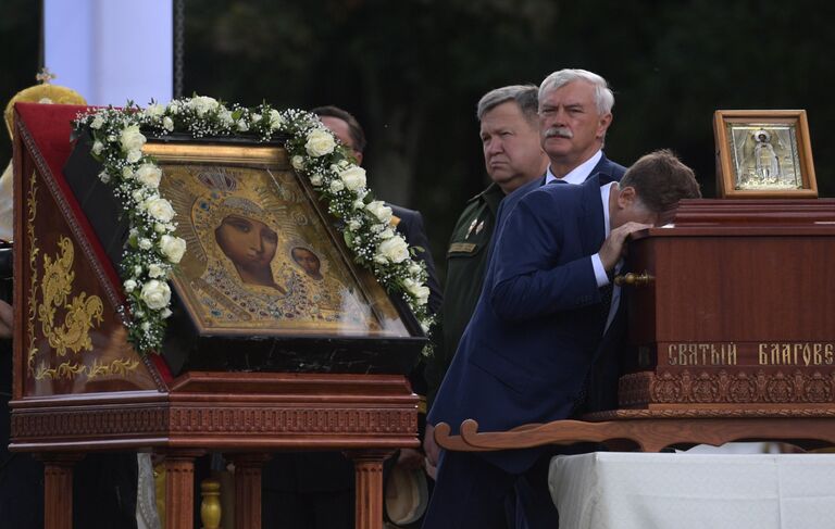 Губернатор Санкт-Петербурга Георгий Полтавченко в Александро-Невской лавре после крестного хода в честь Дня перенесения мощей святого благоверного князя Александра Невского