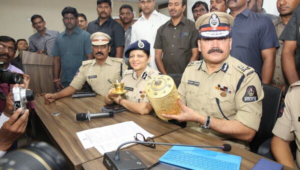 Индийские полицейские с экспонатами, похищенными из музея Низама в городе Хайдерабад