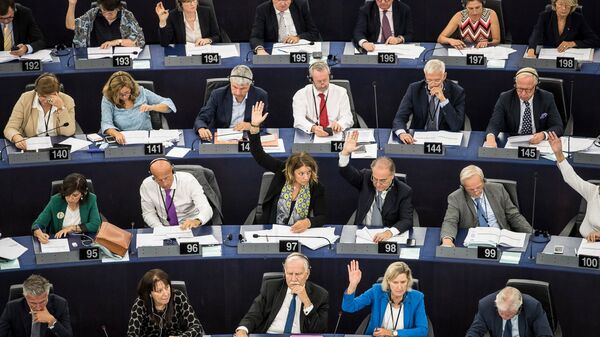 Члены Европарламента голосуют за применение дисциплинарных мер к Венгрии из-за нарушения страной европейских норм и принципов верховенства права. 12 сентября 2018